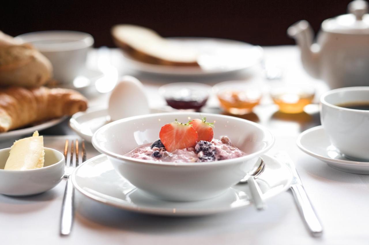 Moevenpick Hotel City Star Jidá Exterior foto A bowl of muesli with fruit