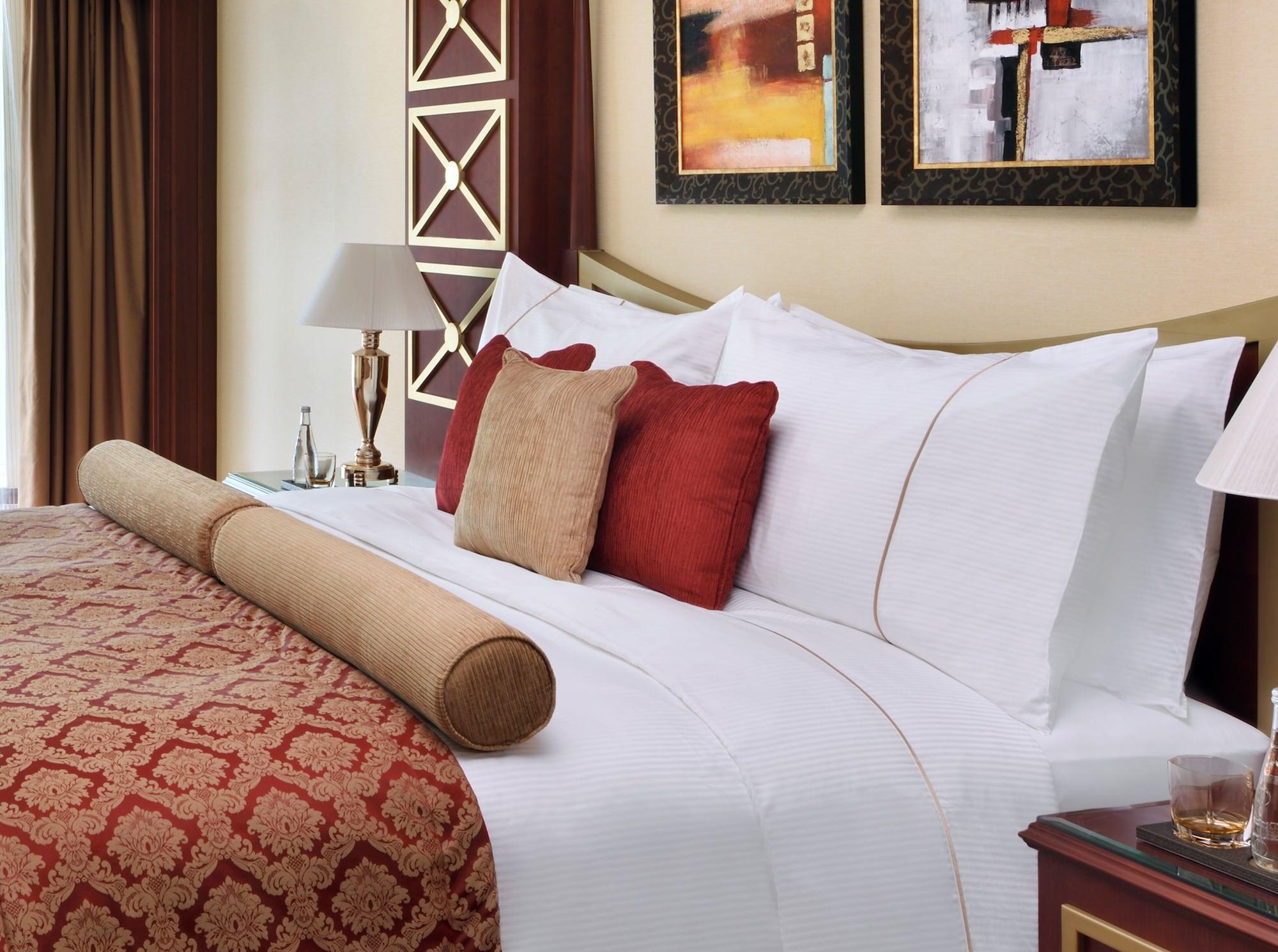 Moevenpick Hotel City Star Jidá Exterior foto A bed with cushions