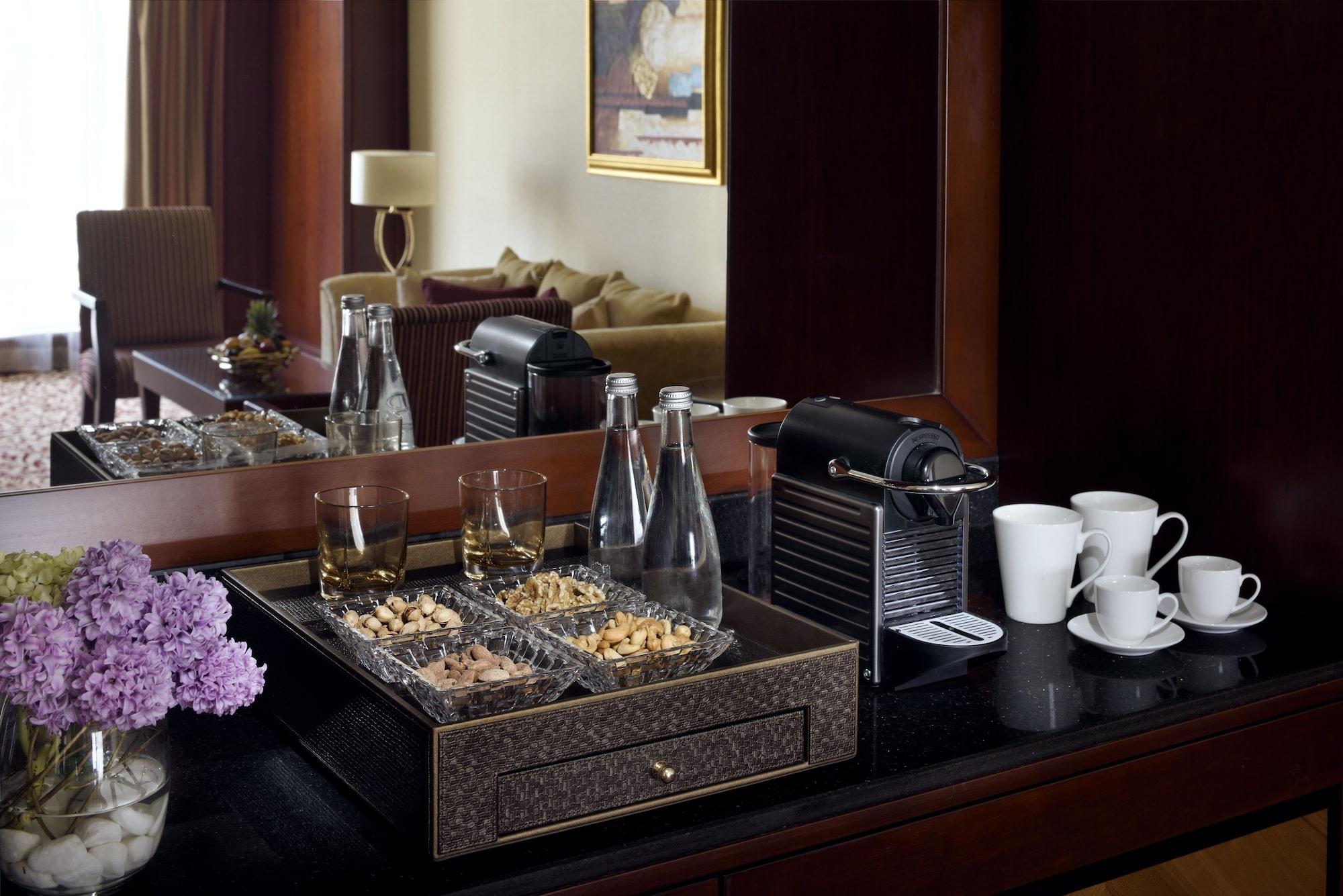 Moevenpick Hotel City Star Jidá Exterior foto A Nespresso machine in a hotel room