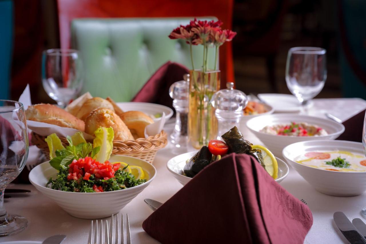 Moevenpick Hotel City Star Jidá Exterior foto A selection of Lebanese cuisine