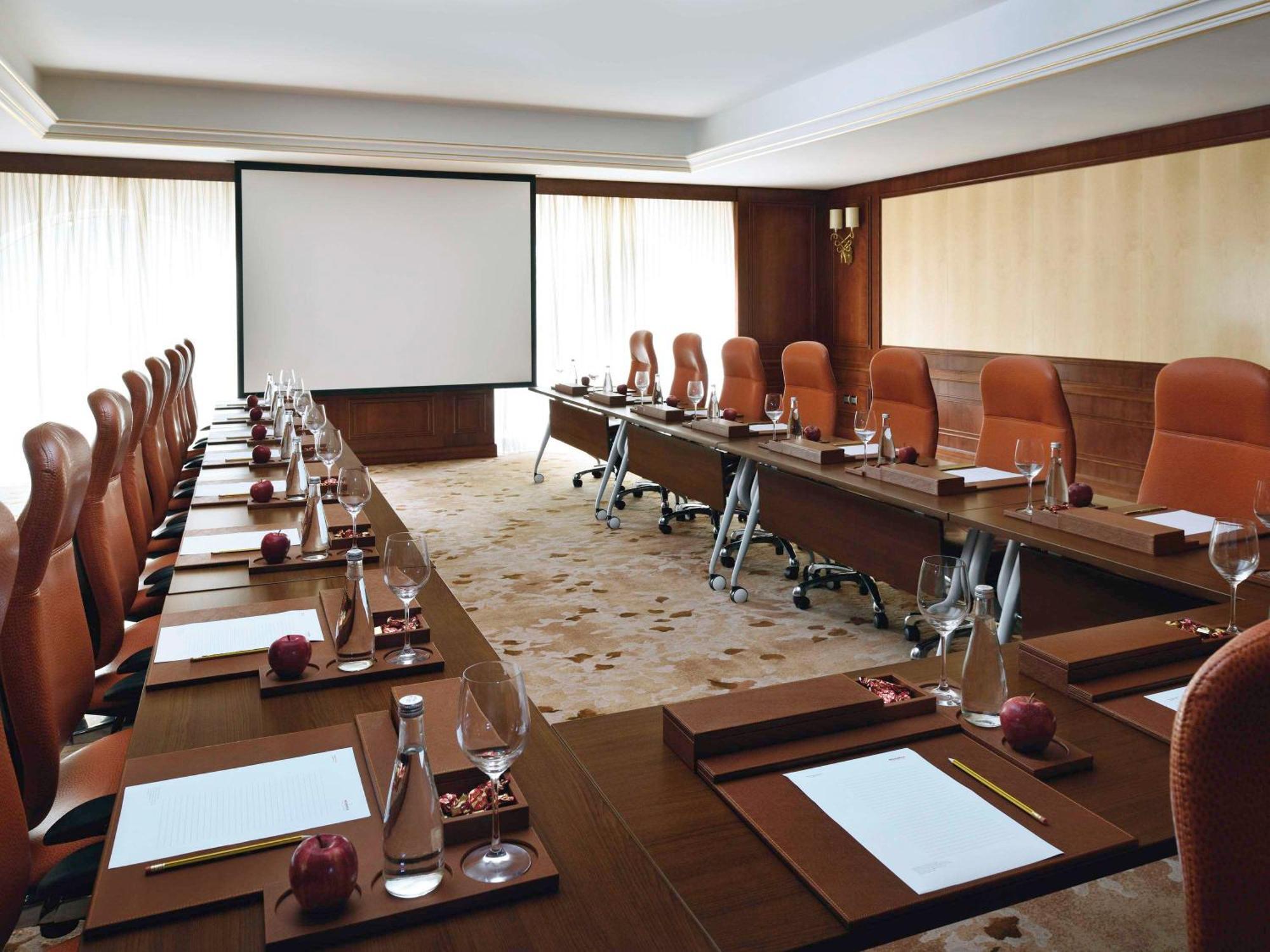 Moevenpick Hotel City Star Jidá Exterior foto A meeting room
